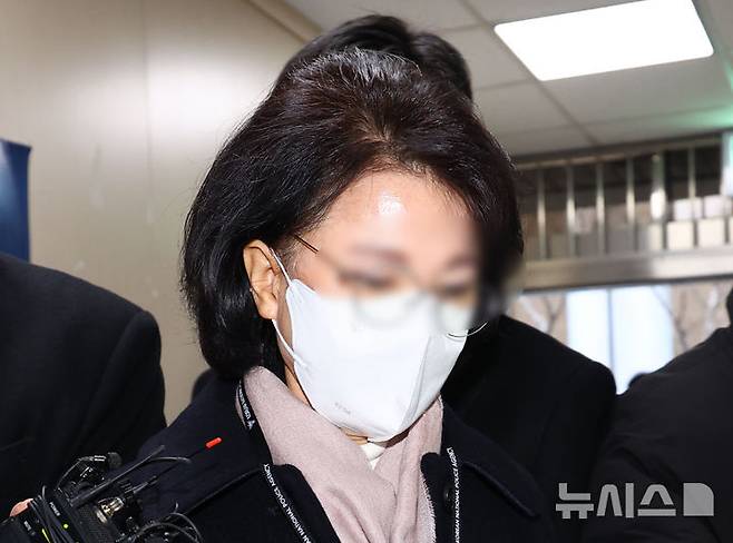 [서울=뉴시스] 박주성 기자 = 한학자 통일교 총재의 전 비서실장인 정원주씨가 18일 오전 서울 서대문구 경찰청 국가수사본부로 조사를 받기 위해 출석하고 있다. 2025.12.18. park7691@newsis.com