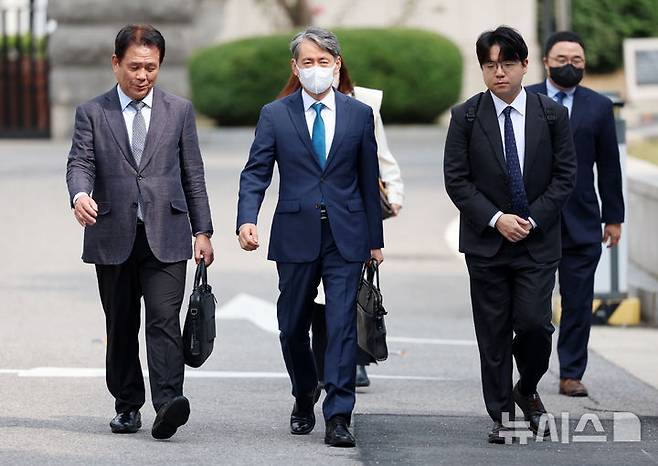 [서울=뉴시스] 조성우 기자 = 조지호(왼쪽 두 번째) 경찰청장이 30일 오후 서울 종로구 헌법재판소 대심판정에서 열린 탄핵심판 사건 2차 변론기일에 출석하고 있다. 2025.09.30. xconfind@newsis.com