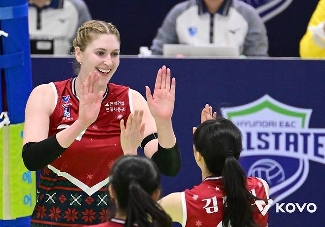 [서울=뉴시스] 여자 프로배구 현대건설 카리가 18일 수원체육관에서 열린 진에어 2025~2026 V-리그 여자부 경기에서 한국도로공사를 상대로 득점을 올린 뒤 기뻐하고 있다. (사진=KOVO 제공) 2025.12.18.