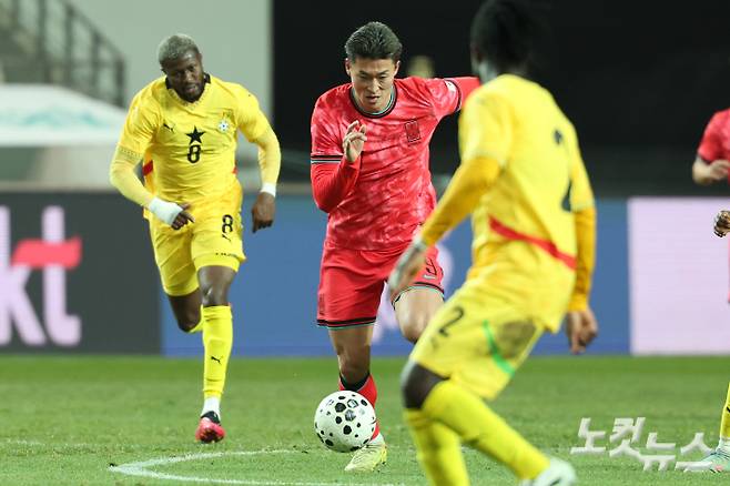 조규성이 11월 18일 서울 상암동 서울월드컵경기장에서 열린 축구 국가대표팀 친선경기 대한민국과 가나의 경기에서 돌파를 시도하고 있다. 류영주 기자