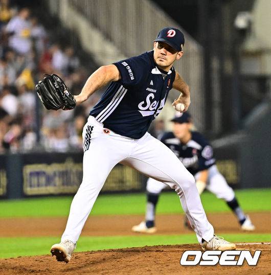 [OSEN=잠실, 지형준 기자] 30일 서울 잠실구장에서 ‘2025 신한 SOL Bank KBO리그’ LG 트윈스와 두산 베어스의 시즌 16차전이 열렸다.LG는 정규시즌 우승 매직넘버가 ‘1’이다. 승리를 한다면, 우승을 결정짓게 된다. 9위가 확정된 두산은 시즌 최종전이다. LG는 송승기, 두산은 콜어빈이 선발로 나섰다.7회말 두산 잭로그가 역투하고 있다. 2025.09.30 /jpnews@osen.co.kr