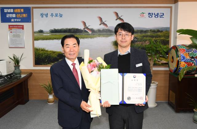 ▲성낙인 창녕군수(왼쪽)와 장정석 창녕군공무원노동조합 위원장이 인사혁신처 표창 수상식을 진행하고 기념촬영을 하고 있다. ⓒ창녕군