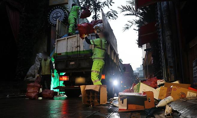 서울 용산구의 한 거리에서 환경미화원들이 쓰레기를 치우고 있다. 연합뉴스