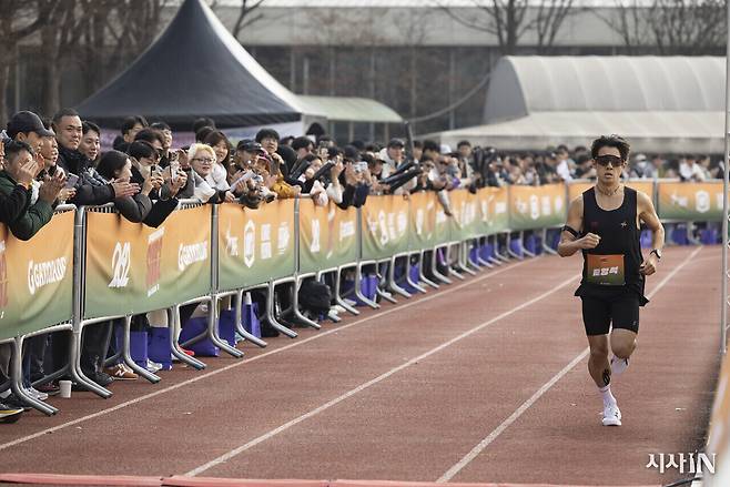 11월30일 서울체육고등학교에서 ‘브레이킹 서브2’가 열렸다. 아마추어 선수 14명이 1㎞를 시속 2분50초 이내로 3회씩 완주해야 성공할 수 있는 프로젝트다. 행사를 주최한 원형석씨가 첫 번째 주자로 뛰고 있다. ⓒ시사IN 이명익