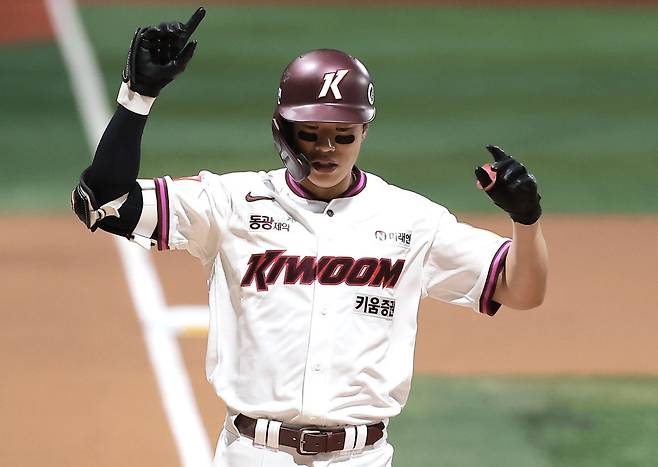 키움 송성문(사진)은 포스팅 계약 마감일인 22일 오전 7시까지 분주하게 소속팀을 찾을 계획이다. 그는 최근 김하성 영입에 실패한 애슬레틱스의 관심을 받고 있다. 뉴시스