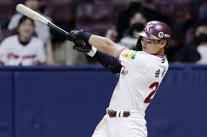 키움 송성문(사진)은 포스팅 계약 마감일인 22일 오전 7시까지 분주하게 소속팀을 찾을 계획이다. 그는 최근 김하성 영입에 실패한 애슬레틱스의 관심을 받고 있다. 뉴시스