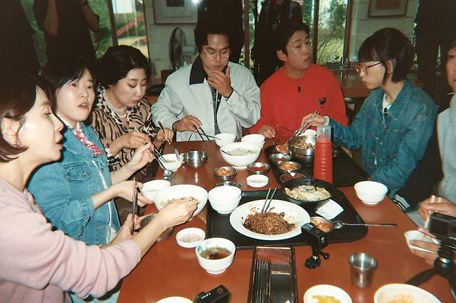 ‘응답하라 1988’ 10주년을 기념한 MT 모습. 채널십오야 인스타그램 계정