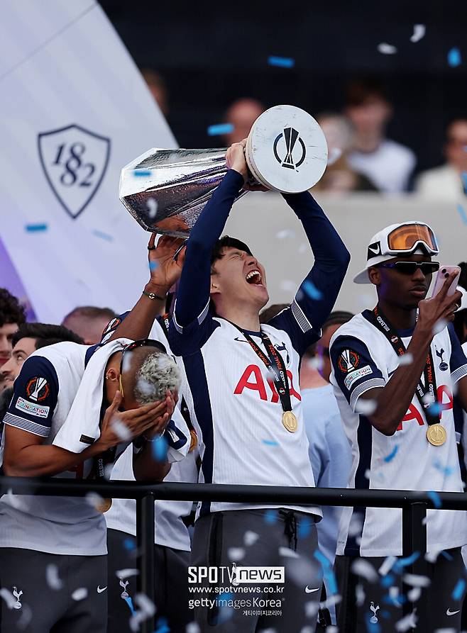 ▲ 손흥민과 토트넘 모두 기다리던 시간이었다. 손흥민은 경기 전 팬들 앞에 나서 "저 잊지 않으셨죠? 정말 환상적인 10년이었다. 여러분을 절대 잊지 않겠다. 언젠가 LA에서도 꼭 만나자. 사랑한다. COME ON YOU SPURS!"라며 찐한 애정을 표했다.