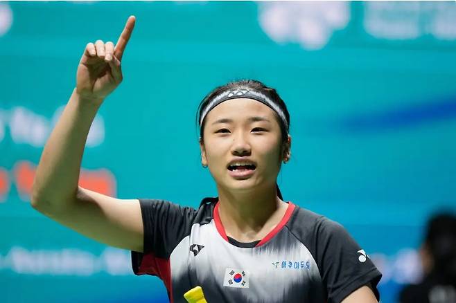 ▲ 세계 랭킹 1위 안세영은 18일(한국시간) 중국 항저우 올림픽스포츠센터 체육관에서 열린 2025 세계배드민턴연맹(BWF) 월드투어 파이널 여자 단식 A조 2차전에서 세계 랭킹 9위 미야자키 토모카(일본)를 게임스코어 2-0(21-9, 21-6)으로 제압했다. 직전 조별리그 1차전에서 푸트리 쿠수마 와르다니(인도네시아)를 2-1로 꺾은 안세영은 조별리그 2승을 챙기며 준결승 진출을 확정했다. 따라서 다가오는 3차전 야마구치 아카네와의 경기 결과와 상관 없이 다음 라운드로 향하게 됐다.