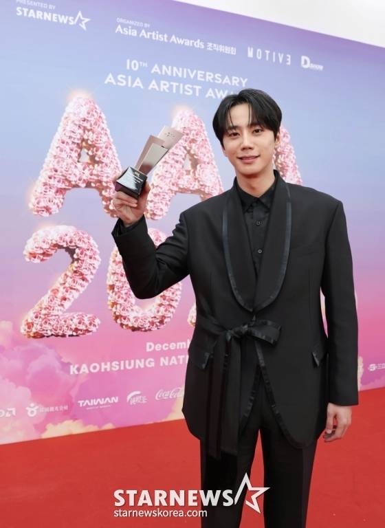 배우 이준영이 6일 가오슝 내셔널 스타디움에서 진행된 스타뉴스 주최 '10주년 아시아 아티스트 어워즈 2025(10th Anniversary Asia Artist Awards 2025, '10주년 AAA 2025')에서 베스트엑터 상을 수상한 뒤 포즈를 취하고 있다. /2025.12.06 /사진=이동훈 photoguy@