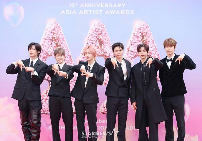 그룹 라이즈가 6일 가오슝 내셔널 스타디움에서 진행된 스타뉴스 주최 '10주년 아시아 아티스트 어워즈 2025(10th Anniversary Asia Artist Awards 2025, '10주년 AAA 2025') 레드카펫 행사에 참석해 포즈를 취하고 있다.   /사진=이동훈 photoguy@