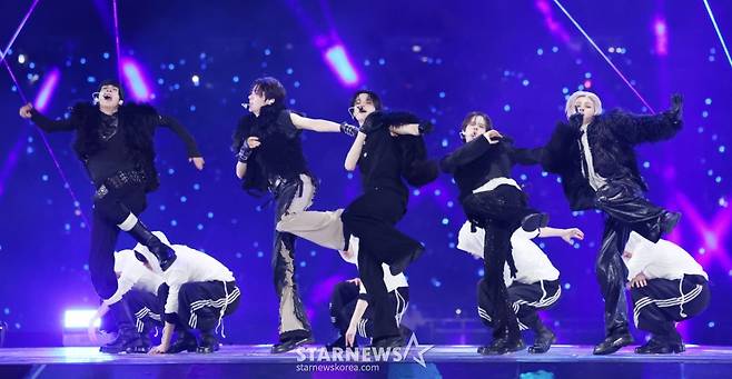 그룹 투어스가 6일 가오슝 내셔널 스타디움에서 진행된 스타뉴스 주최 '10주년 아시아 아티스트 어워즈 2025(10th Anniversary Asia Artist Awards 2025, '10주년 AAA 2025')에서 멋진 무대를 선보이고 있다. 12월 6일~7일 양일에 걸쳐 가오슝 내셔널 스타디움에서 펼쳐지는 '10주년 아시아 아티스트 어워즈 2025(10th Anniversary Asia Artist Awards 2025, '10주년 AAA 2025')'와 페스타 'ACON 2025'는 MTN(머니투데이방송)과 위버스(Weverse)를 통해 각각 TV와 온라인 스트리밍으로 생중계 된다. /2025.12.06 /사진=김휘선 hwijpg@