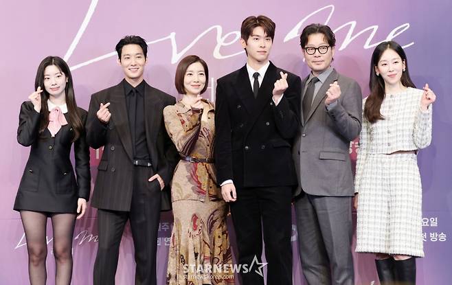 배우 다현, 장률, 윤세아, 이시우, 유재명, 서현진이 18일 서울 구로구 더링크서울 트리뷰트포트폴리오 호텔에서 열린 JTBC 새 금요시리즈 '러브 미' 제작발표회에 참석해 포즈를 취하고 있다. /2025.12.18 /사진=김휘선 hwijpg@