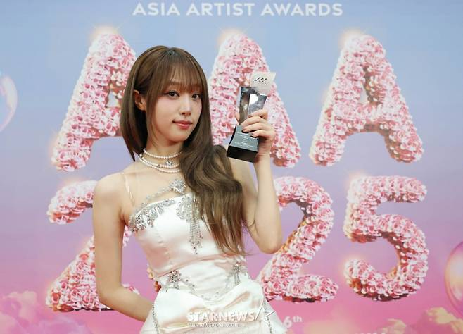 가수 최예나가 6일 가오슝 내셔널 스타디움에서 진행된 스타뉴스 주최 '10주년 아시아 아티스트 어워즈 2025(10th Anniversary Asia Artist Awards 2025, '10주년 AAA 2025')에서 베스트 뮤지션상을 수상한 뒤 포즈를 취하고 있다. /2025.12.06 /사진=이동훈 photoguy@