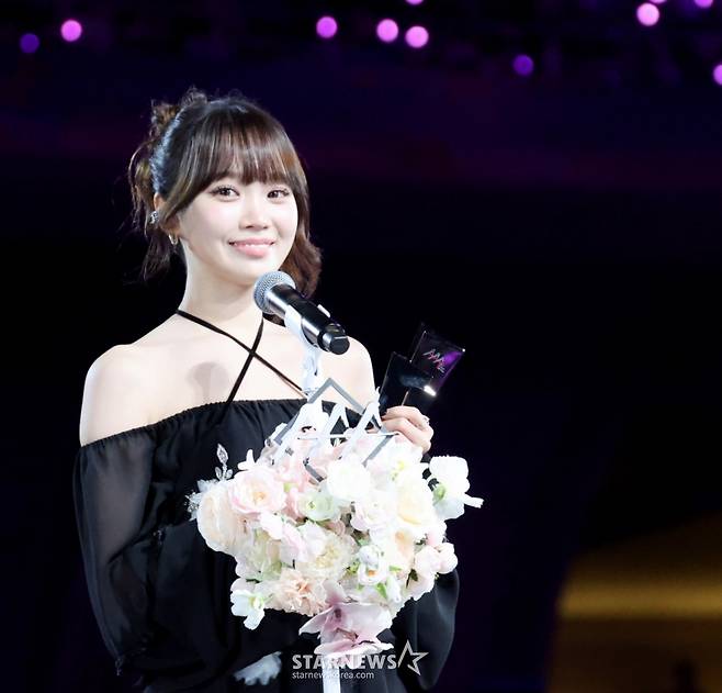 AAA 베스트 초이스 르세라핌 김채원이 6일 가오슝 내셔널 스타디움에서 진행된 스타뉴스 주최 '10주년 아시아 아티스트 어워즈 2025(10th Anniversary Asia Artist Awards 2025, '10주년 AAA 2025')에서 수상소감을 전하고 있다.  2025.12.06 /사진=강영조 cameratalks@