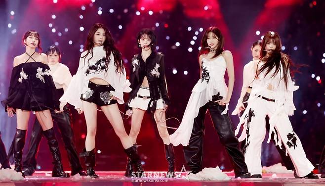 그룹 르세라핌이 6일 가오슝 내셔널 스타디움에서 진행된 스타뉴스 주최 '10주년 아시아 아티스트 어워즈 2025(10th Anniversary Asia Artist Awards 2025, '10주년 AAA 2025')에서 멋진 무대를 선보이고 있다.  /2025.12.06 /사진=김휘선 hwijpg@