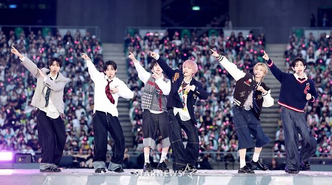 그룹 킥플립이 6일 가오슝 내셔널 스타디움에서 진행된 스타뉴스 주최 '10주년 아시아 아티스트 어워즈 2025(10th Anniversary Asia Artist Awards 2025, '10주년 AAA 2025')에서 멋진 무대를 선보였다. /2025.12.06 /사진=김휘선 hwijpg@