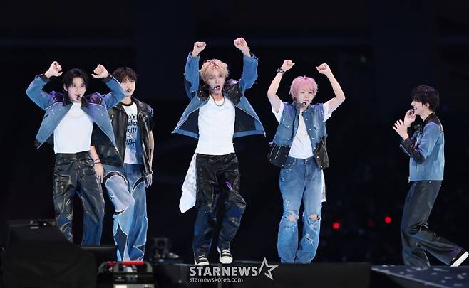 그룹 킥플립이 7일 가오슝 내셔널 스타디움에서 진행된 스타뉴스 주최 '10주년 아시아 아티스트 어워즈 2025(10th Anniversary Asia Artist Awards 2025, '10주년 AAA 2025')를 기념하는 'ACON 2025'에서 멋진 무대를 선보였다. 'ACON 2025'는 'AAA'의 10주년을 기념하고 함께 축하하는 의미에서 열리는 페스타로, 배우 이준영과 i-dle(아이들) 슈화, 크래비티 앨런, 키키 수이가 MC를 맡아 'ACON 2025'를 이끌고 QWER(큐더블유이알), 넥스지(NEXZ), 아홉(AHOF), 애쉬 아일랜드(Ash Island), 에이티즈(ATEEZ), 우즈(WOODZ), 이이경, 최예나(YENA), 키스오브라이프(KISS OF LIFE), 키키(KiiiKiii), 킥플립(KickFlip), 크래비티(CRAVITY), 싸이커스(xikers), SB19(에스비나인틴) 등이 출연했다. /2025.12.07 /사진=이동훈 photoguy@