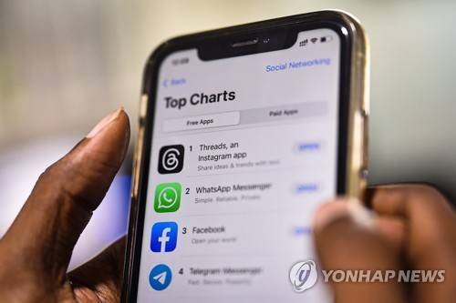 무료 앱 순위에 스레드와 페이스북이 있는 모습 [연합뉴스 자료사진]