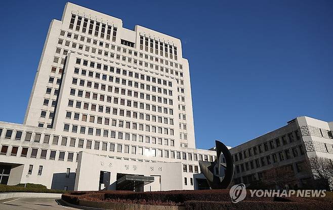 대법 상황은? (서울=연합뉴스) 김성민 기자 = 전국법관대표회의는 8일 경기 고양시 일산 사법연수원에서 정기회의를 연다. 
    정기회의가 열린 이날 오전 서울 서초구 대법원의 모습. 2025.12.8 ksm7976@yna.co.kr