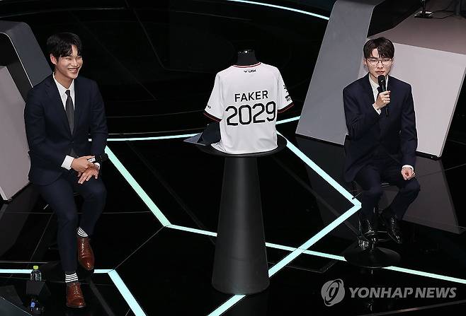 질문에 답하는 페이커 (서울=연합뉴스) 이재희 기자 = 리그 오브 레전드(LoL) e스포츠 게임단 T1의 '페이커' 이상혁 선수가 18일 서울 종로구 롤파크에서 열린 기자간담회에서 질문에 답하고 있다. 2025.12.18 scape@yna.co.kr