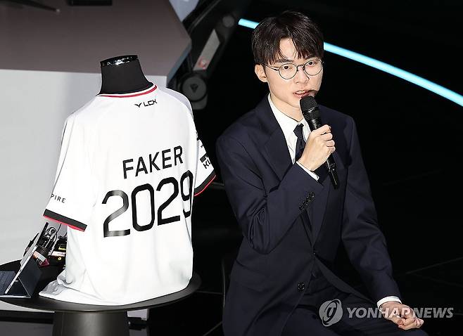 기자간담회 연 페이커 (서울=연합뉴스) 이재희 기자 = 리그 오브 레전드(LoL) e스포츠 게임단 T1의 '페이커' 이상혁 선수가 18일 서울 종로구 롤파크에서 열린 기자간담회에서 질문에 답하고 있다. 2025.12.18 scape@yna.co.kr