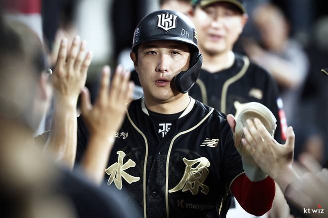 프로야구 kt 위즈의 베테랑 내야수 황재균이 올 시즌을 끝으로 은퇴를 선언했다.