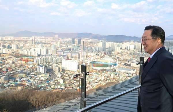 보문산 큰나무 전망대에서 대전시내를 보는 이장우 대전시장