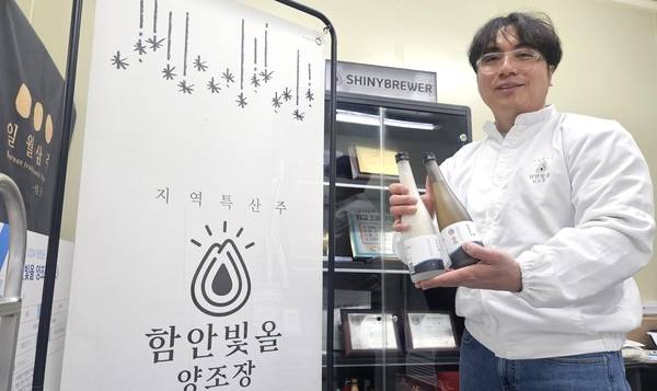 김비성 빛올양조연구소 대표가 생산 제품을 소개하고 있다. /유은상 기자