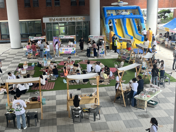 창원시사회적경제지원센터가 지난 9월 경남사회적경제혁신타운에서 열린 창원시 사회적경제 공공구매 박람회 다가치놀장 시즌7를 진행하고 있다. /창원시사회적경제지원센터