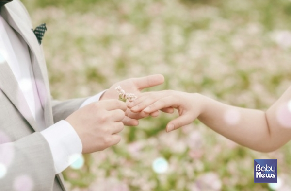 '결혼은 꼭 해야 한다'는 인식은 5명 중 1명에 불과했다. 결혼의 필요성을 크게 느끼지 못하는 가장 큰 이유로는 '경제적 부담'이 꼽혔으며, 이와 맞물려 '스몰 웨딩'에 대한 선호도가 높아지고 있는 것으로 조사됐다. ⓒ베이비뉴스