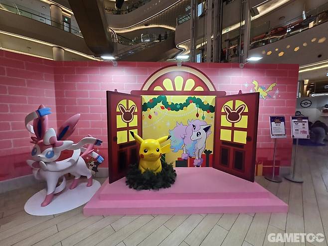 입구의 님피아와 피카츄, 가라르 포니타 (사진= 홍수민 기자)