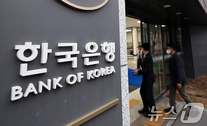 '관봉권 띠지 폐기 의혹'을 수사중인 안권섭 상설특별검사팀이 19일 오전 수색·검증 영장을 집행하기 위해 서울 중구 한국은행 발권국으로 향하고 있다. 2025.12.19/뉴스1 ⓒ News1 구윤성 기자