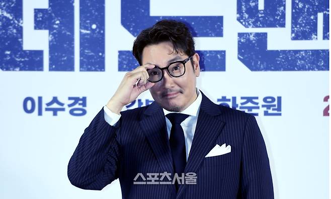 조진웅이 19일 서울 메가박스 성수에서 열린 영화 ‘데드맨’ 제작보고회에서 포즈를 취하고 있다. ‘데드맨’은 이름값으로 돈을 버는, 일명 바지사장계의 에이스 이만재(조진웅 분)가 1000억 횡령 누명을 쓰고 죽은 사람으로 살아가게 된 후 진범을 찾기 위해 나서는 이야기를 담은 영화로 다음 달 7일 개봉 예정이다. 2024. 1. 19. 최승섭기자 thunder@sportsseoul.com