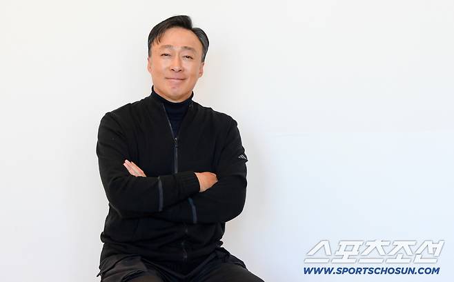 제46회 청룡영화상 남우조연상을 수상한 배우 이성민이 3일 스포츠조선과의 인터뷰에 앞서 포즈를 취하고 있다. 박재만 기자 pjm@sportschosun.com/2025.12.03/