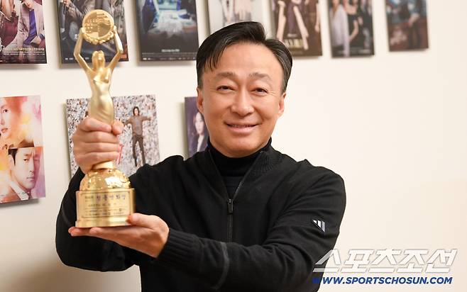 제46회 청룡영화상 남우조연상을 수상한 배우 이성민이 3일 스포츠조선과의 인터뷰에 앞서 포즈를 취하고 있다. 박재만 기자 pjm@sportschosun.com/2025.12.03/