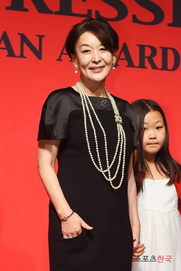 '2016 코리아 베스트드레서' 시상식에 참석하고 있는 윤석화. ⓒ이혜영기자 lhy@hankooki.com
