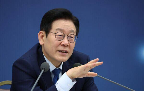 이재명 대통령이 17일 세종시 정부세종컨벤션센터에서 열린 기후에너지환경부 업무보고에서 김성환 기후에너지환경부 장관에게 질의하고 있다./뉴시스