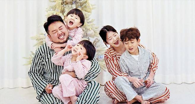 김소은씨 제공김소은씨 가족이 크리스마스 콘셉트로 찍은 사진. 엄광섭(왼쪽)씨가 하늘이(위)를 업은 채 푸른이(아래)를 안고 있다. 오른쪽은 첫째 해솔이를 안고 있는 김씨.