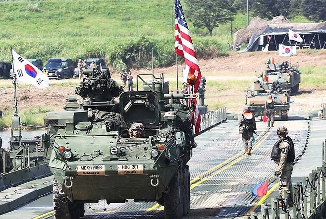 경기도 남한강에서 열린 한미 연합훈련에서 주한미군의 스트라이커 장갑차와 우리 군의 K200 장갑차가 부교 도하를 하고 있다. /연합뉴스