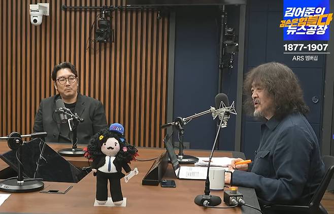 지난 8월 김어준씨 유튜브 방송에 배우 조진웅씨가 출연한 모습. /김어준의 겸손은힘들다 뉴스공장 유튜브 캡처