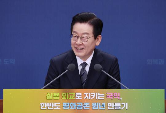 이재명 대통령이 19일 정부서울청사 별관에서 열린 외교부(재외동포청)·통일부 업무보고에서 발언하고 있다. 연합뉴스