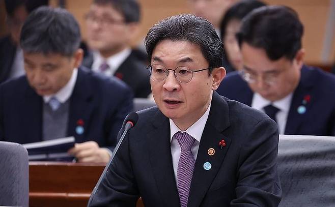 이억원 금융위원장이 19일 정부서울청사 별관에서 이재명 대통령에게 업무보고를 하고 있다. ⓒ연합뉴스