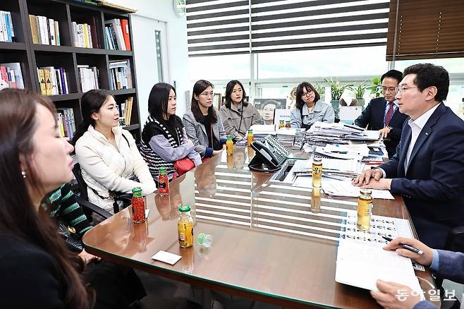 이상일 용인시장이 기흥역세권 중학교 설립과 관련해 학부모들과 대화를 나누고 있다. 자료사진