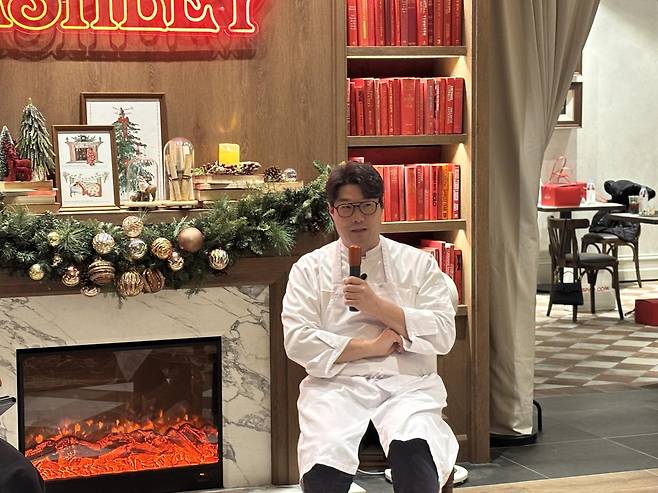 오세득 셰프가 하우스오브애슐리 협업 메뉴를 소개하고 있다. 황소영 기자 fangso@donga.com