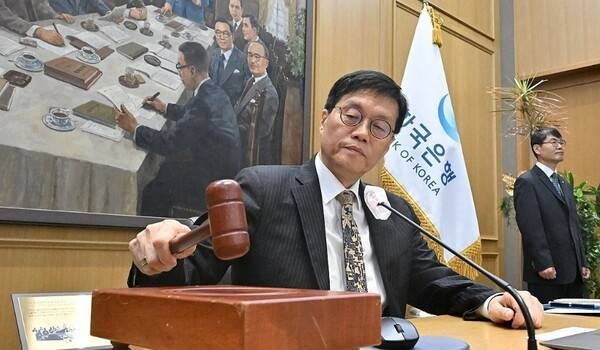 이창용 한국은행 총재가 서울 중구 한국은행 본관에서 열린 금융통화위원회 본회의에서 의사봉을 두드리고 있다. [연합뉴스]