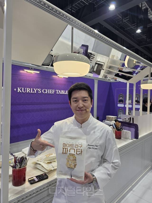 서울 강서구 마곡동 코엑스 마곡 르웨스트에서 18일 개막한 ‘컬리푸드페스타 2025’의 ‘셰프 테이블’에 참여한 김호윤 셰프(코어소사이어티 대표)가 포즈를 취하고 있다. [사진= 김수연기자 newsnews@]