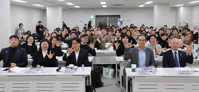 방송미디어통신위원회는 19일 서울에서 장애 당사자와 수어통역사, 방송사 관계자 등이 참석한 가운데 '2025 한국수어통역방송 품질향상 종합세미나'를 개최했다