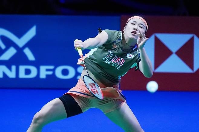 안세영(1위)이 18일(현지 시간) 덴마크 오덴세 유스케방크아레나에서 열린 2025 세계배드민턴연맹(BWF) 월드 투어 슈퍼750 덴마크오픈 여자 단식 4강전에서 야마구치 아카네(3위·일본)와 경기하고 있다. 지난 코리아오픈에서 야마구치에 패해 준우승에 그쳤던 안세영이 2-1(16-21 21-10 21-9) 역전승을 거두고 결승에 올라 시즌 8번째 우승에 도전한다.뉴시스