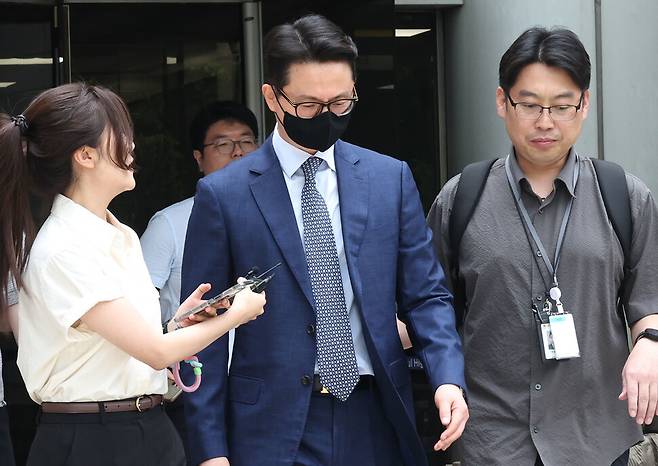 건진법사 청탁 의혹의 핵심 인물인 윤아무개 통일교 전 세계본부장이 지난 7월30일 낮 영장실질심사를 마치고 서울중앙지법을 나오고 있다. 윤운식 선임기자 yws@hani.co.kr